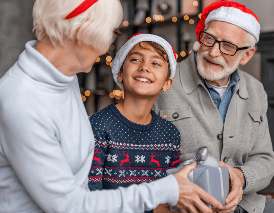 Weihnachten ist eine besondere Zeit, auch für pflegebedürftige Menschen. Doch wie lassen sich Einsamkeit lindern, gesundheitliche Risiken vermeiden und gleichzeitig festliche Freude schenken?