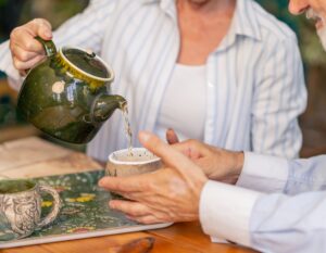 Senioren trinken Tee um keine Flüssigkeitsmangel Symptome zu bekommen